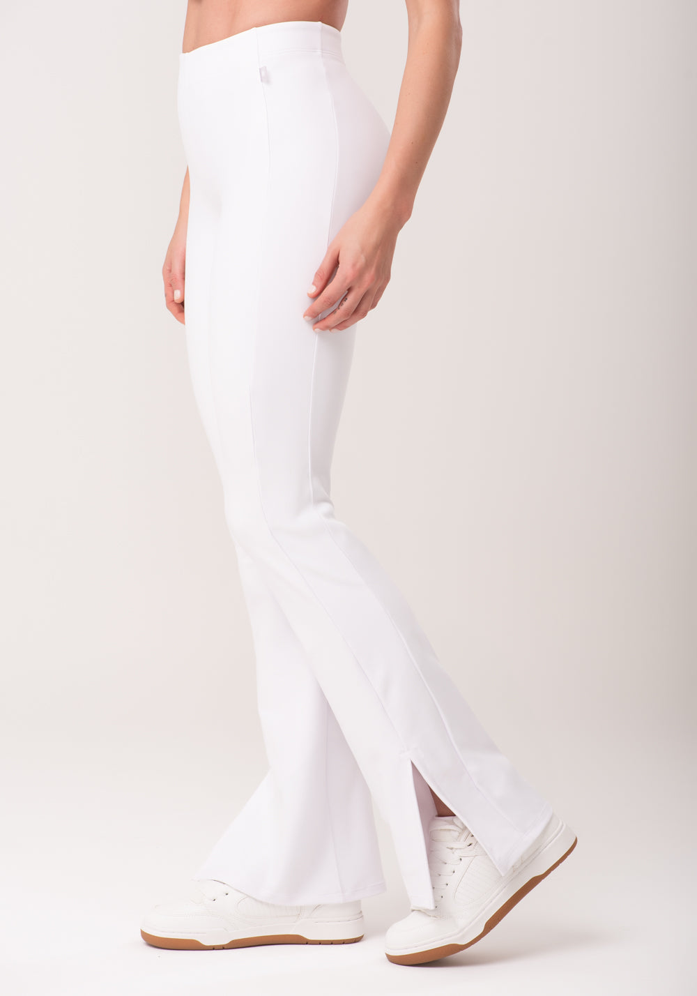 Calça Flare Branco Com Fenda New Age Dlk
