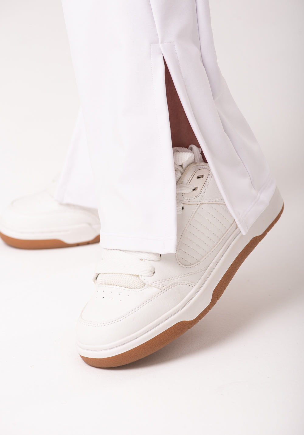 Calça Flare Branco Com Fenda New Age Dlk