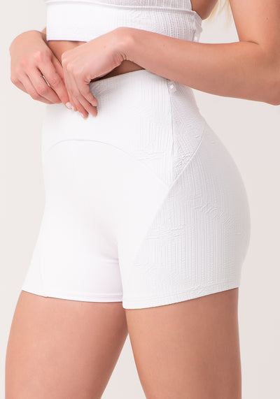 Short Fitness Feminino Branco Texturizado Com Recortes New Age Dlk