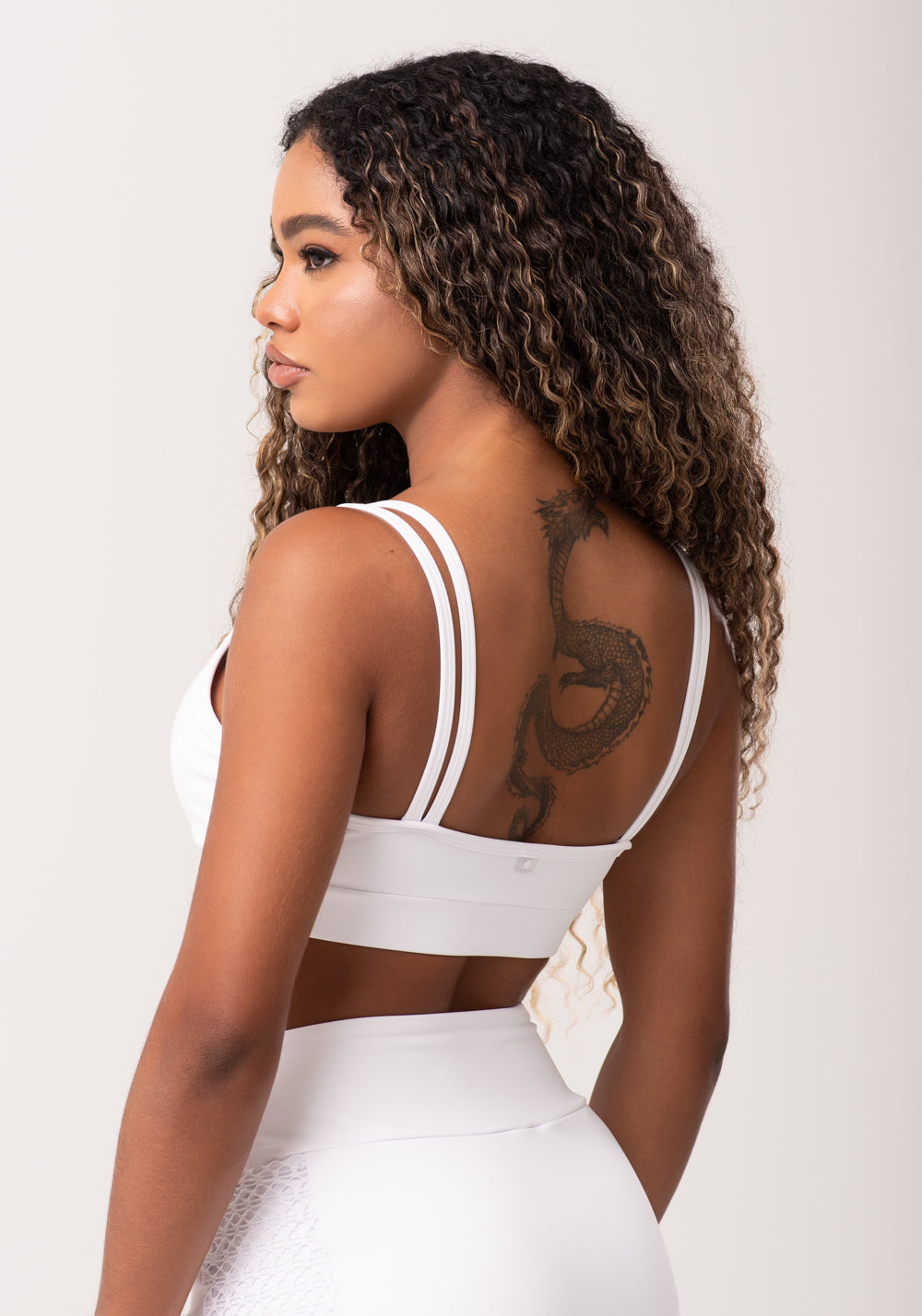 Top Fitness Feminino Branco Alça Dupla Com Detalhe Em Tela New Age Dlk