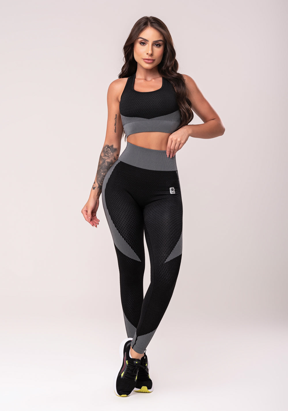 Top Fitness Feminino Preto Texturizado Com Bojo E Alças Cruzadas Seamless Dlk