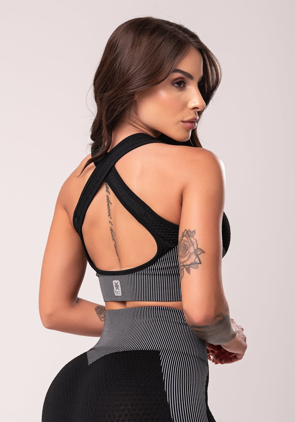 Top Fitness Feminino Preto Texturizado Com Bojo E Alças Cruzadas Seamless Dlk