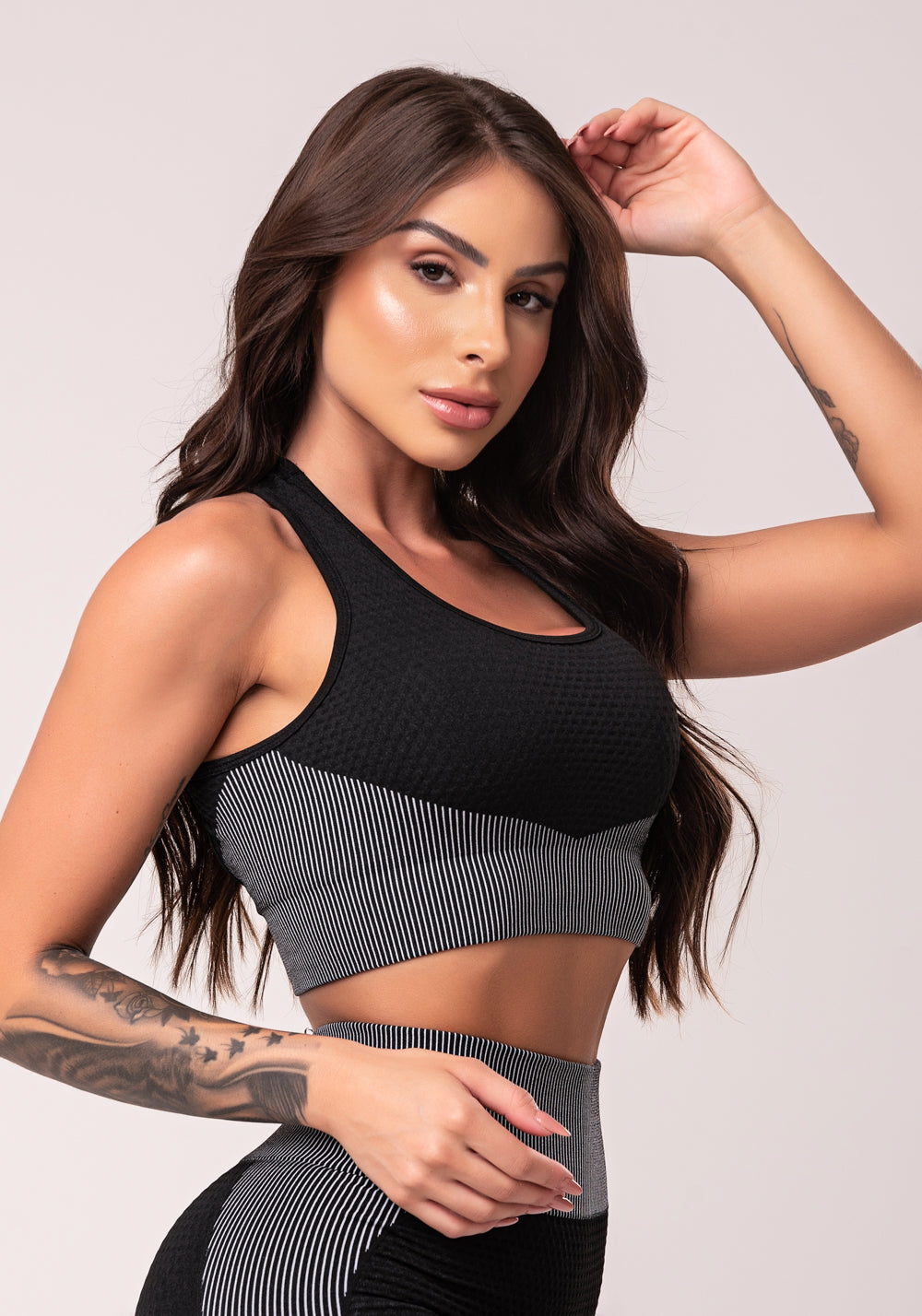 Top Fitness Feminino Preto Texturizado Com Bojo E Alças Cruzadas Seamless Dlk