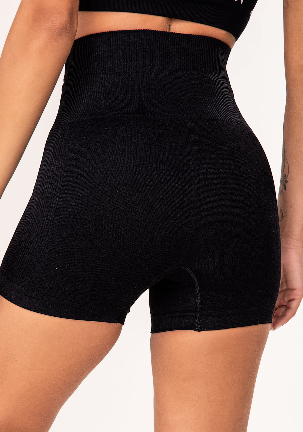 Short Fitness Feminino Preto Com Recorte Canelado Seamless Dlk