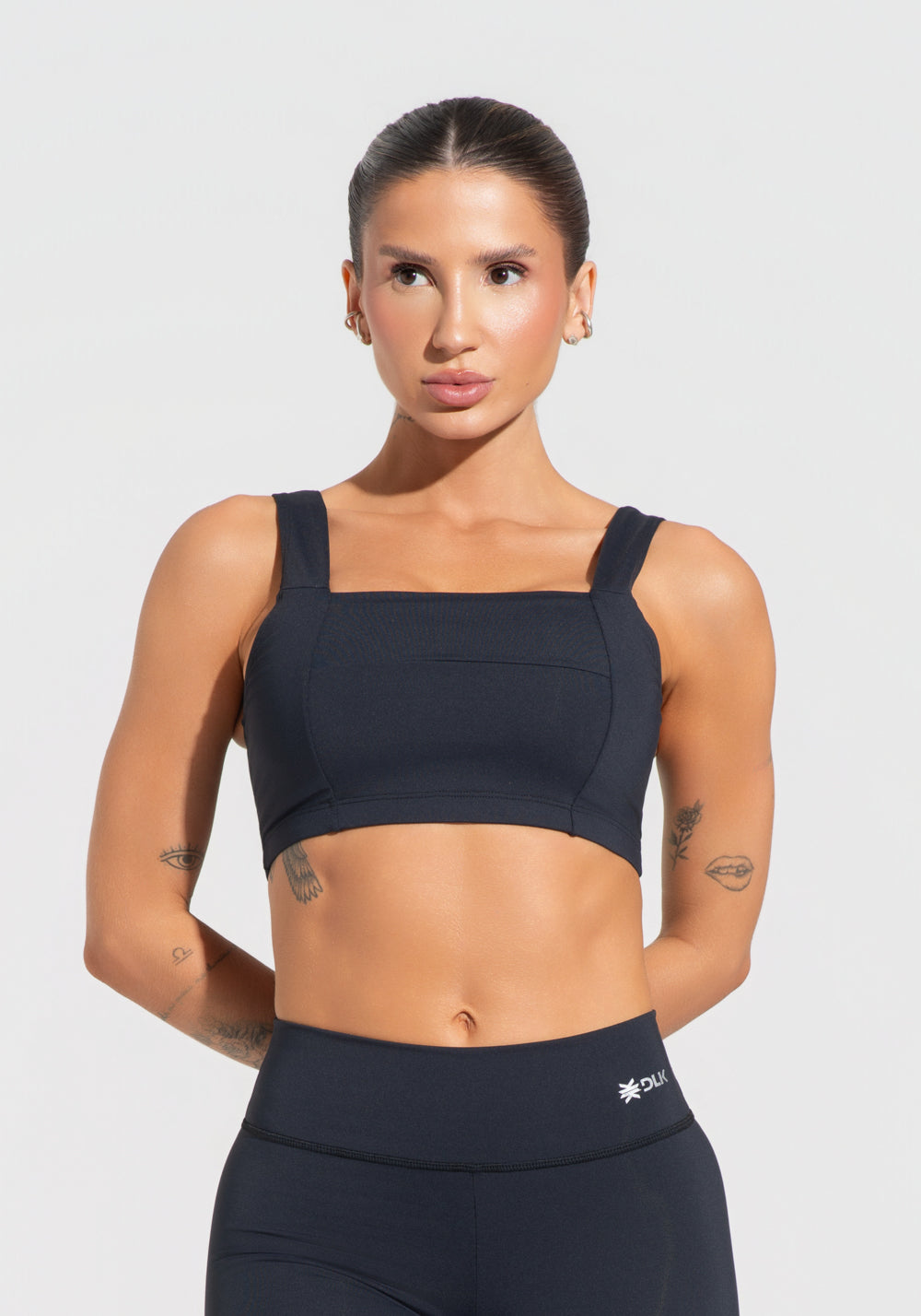Top Fitness Feminino Decote Reto Com Recortes Preto Básico Dlk