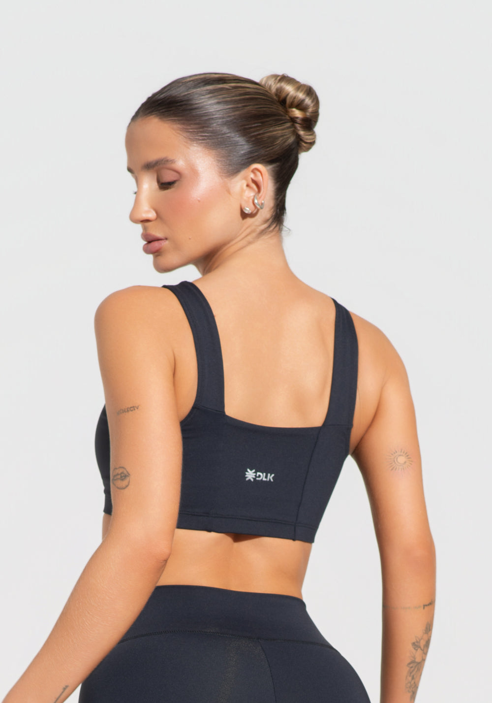 Top Fitness Feminino Decote Reto Com Recortes Preto Básico Dlk