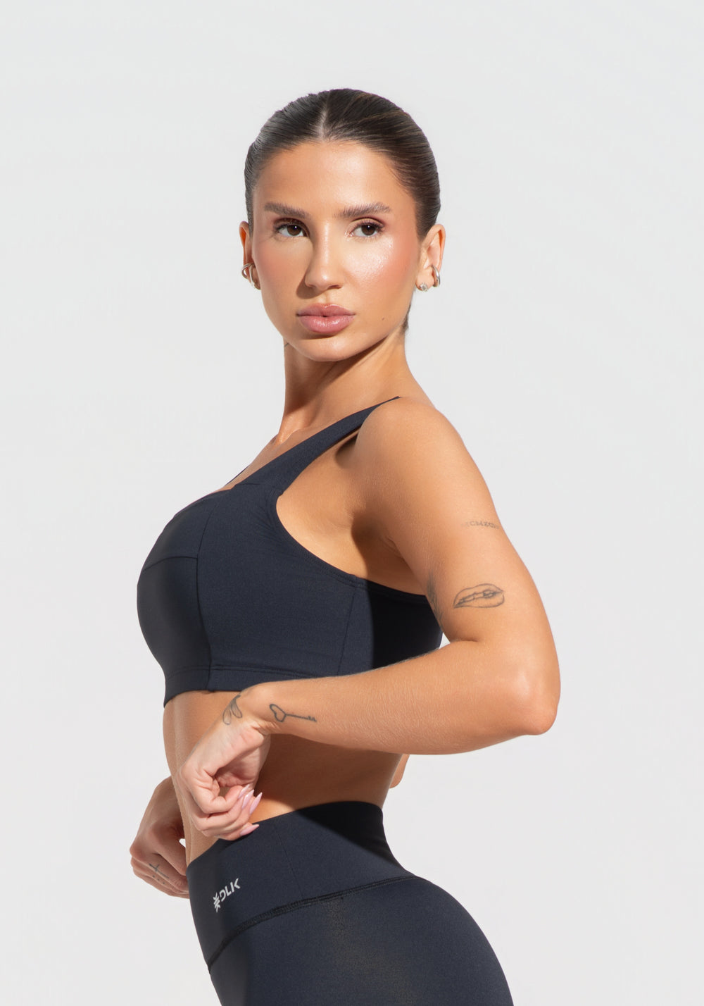 Top Fitness Feminino Decote Reto Com Recortes Preto Básico Dlk