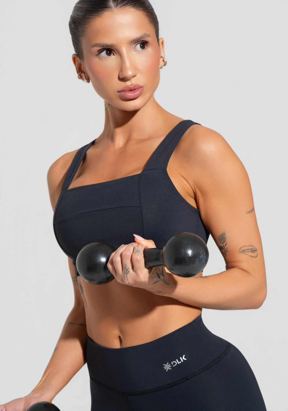 Top Fitness Feminino Decote Reto Com Recortes Preto Básico Dlk