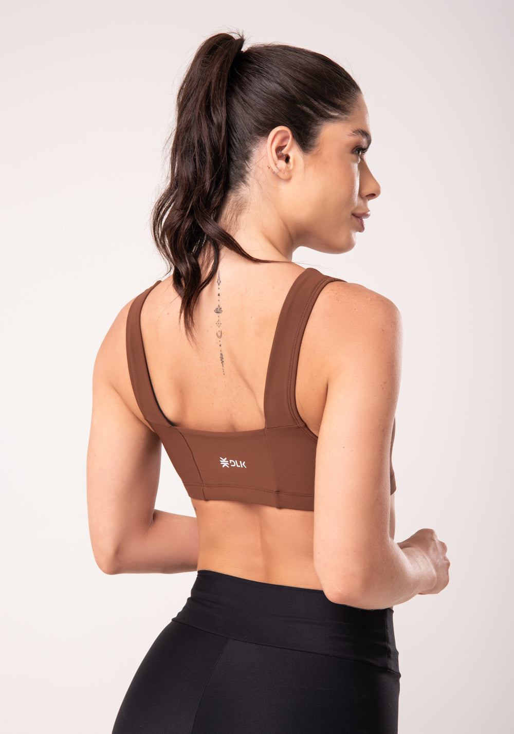 Top Fitness Feminino Marrom Com Recortes E Decote Reto Intense Dlk