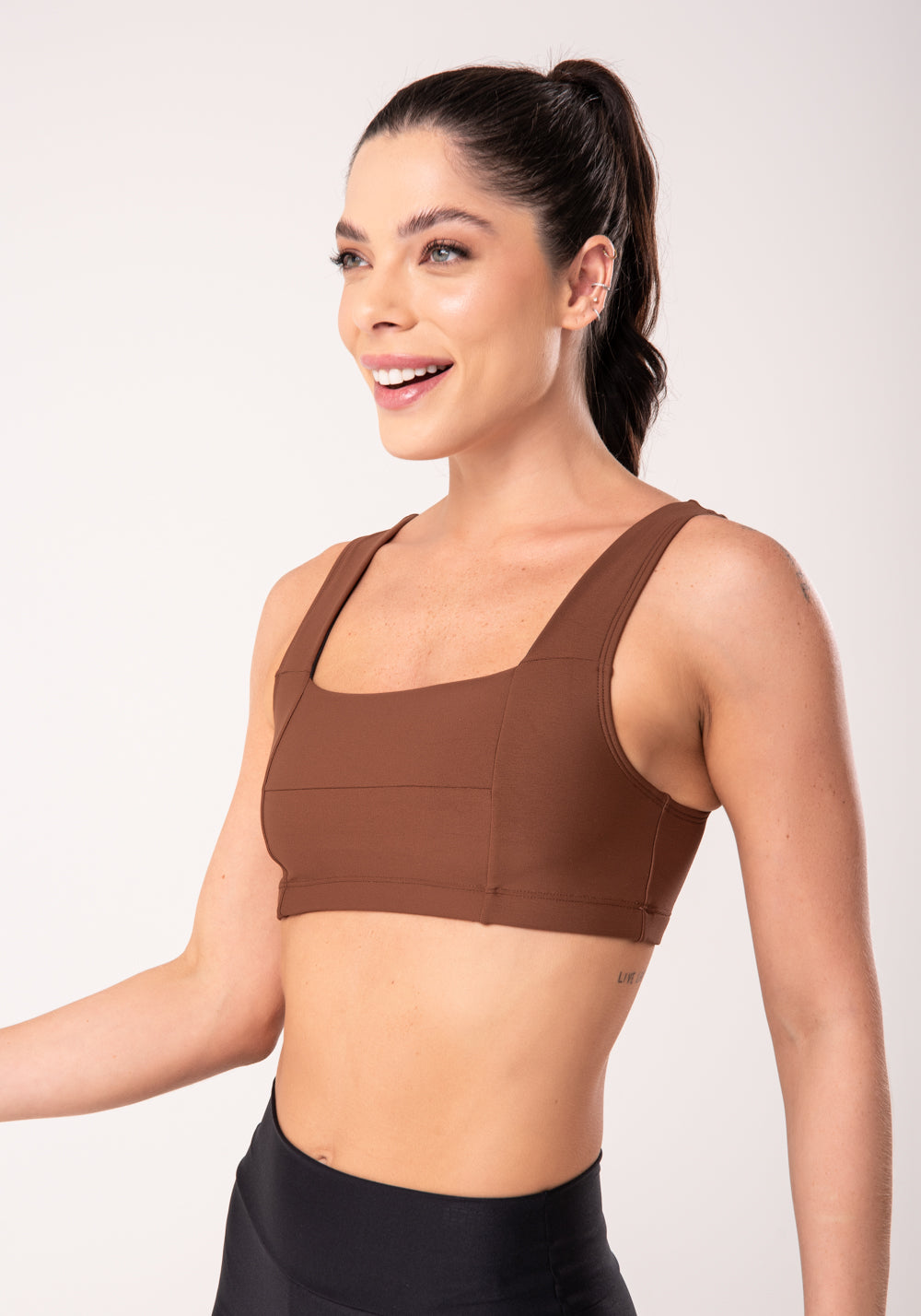 Top Fitness Feminino Marrom Com Recortes E Decote Reto Intense Dlk