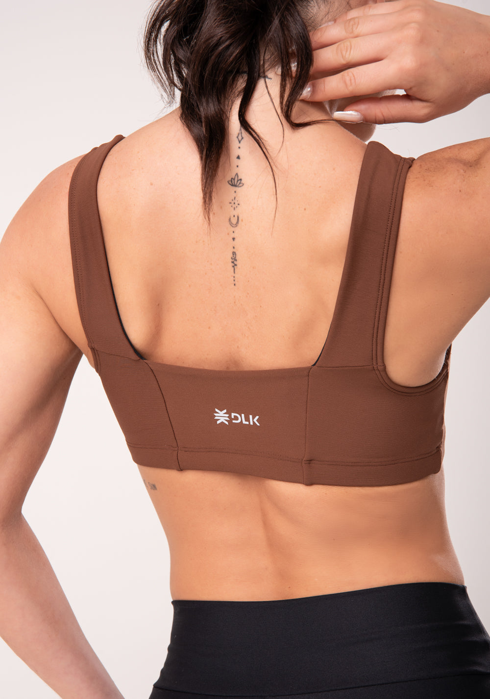 Top Fitness Feminino Marrom Com Recortes E Decote Reto Intense Dlk