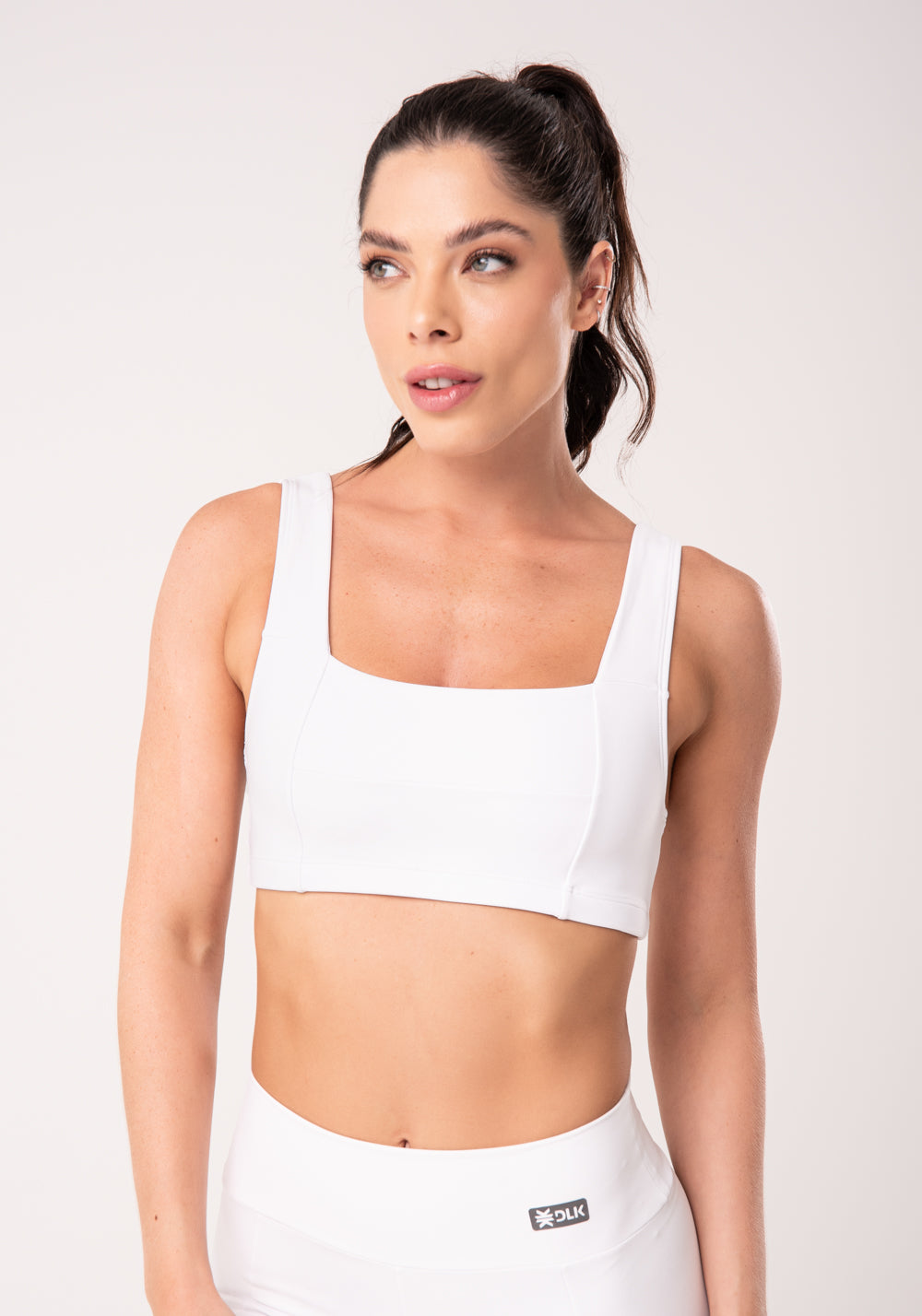 Top Fitness Feminino Branco Com Recortes E Decote Reto Dlk