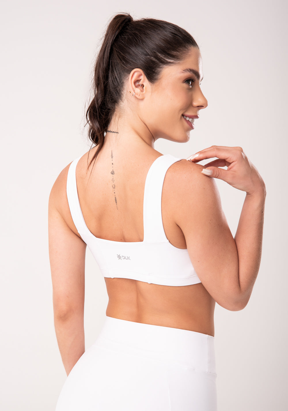 Top Fitness Feminino Branco Com Recortes E Decote Reto Dlk