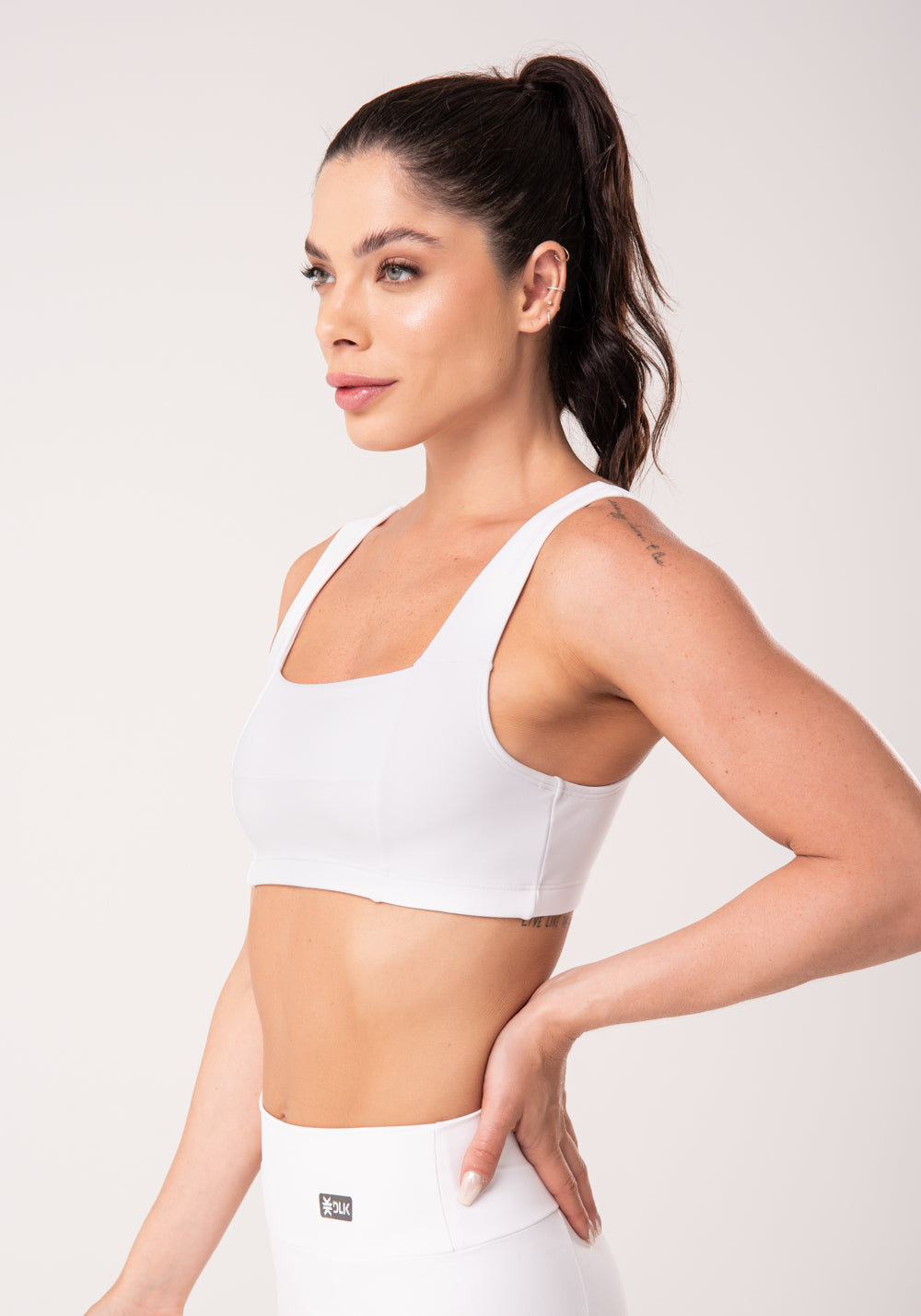 Top Fitness Feminino Branco Com Recortes E Decote Reto Dlk