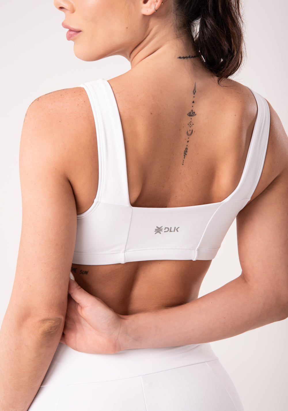 Top Fitness Feminino Branco Com Recortes E Decote Reto Dlk