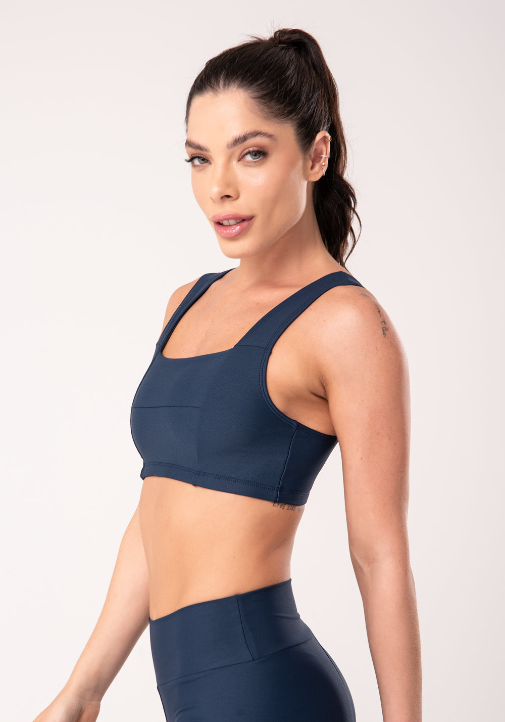 Top Fitness Feminino Marinho Com Recortes E Decote Reto Dlk