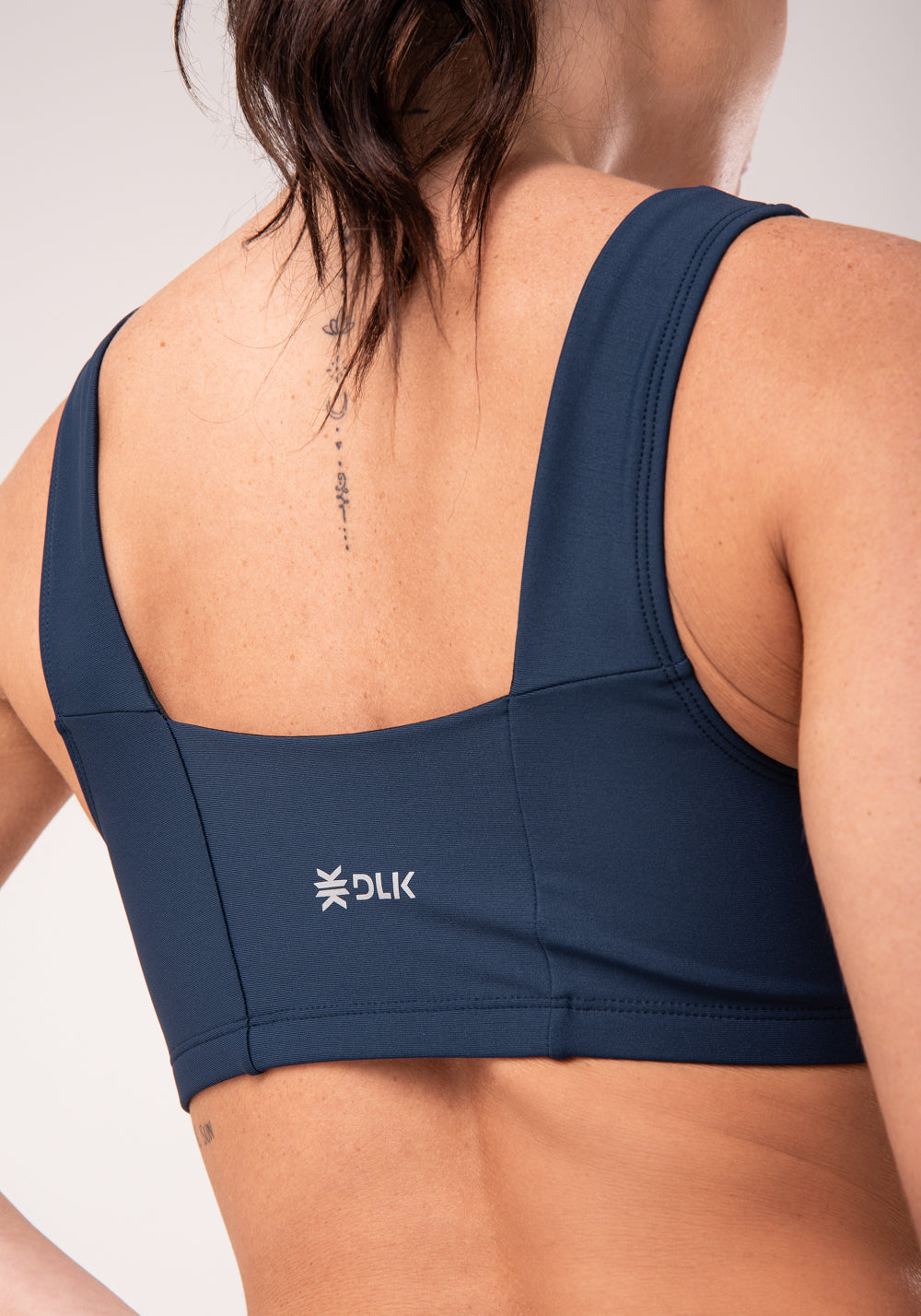 Top Fitness Feminino Marinho Com Recortes E Decote Reto Dlk