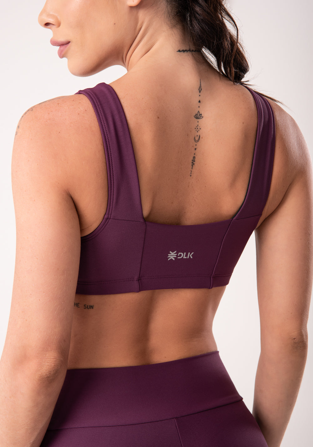 Top Fitness Feminino Malbec Com Recortes E Decote Reto Dlk