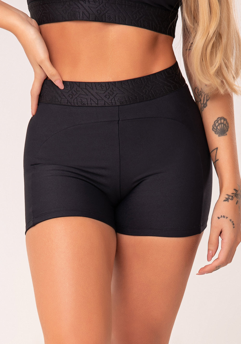 Short Fitness Feminino Preto Com Recortes E Elástico Na Cintura Flow Dlk