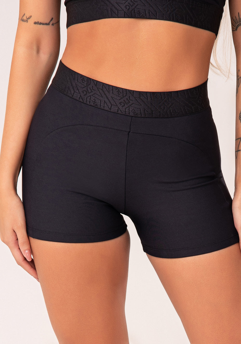 Short Fitness Feminino Preto Com Recortes E Elástico Na Cintura Flow Dlk