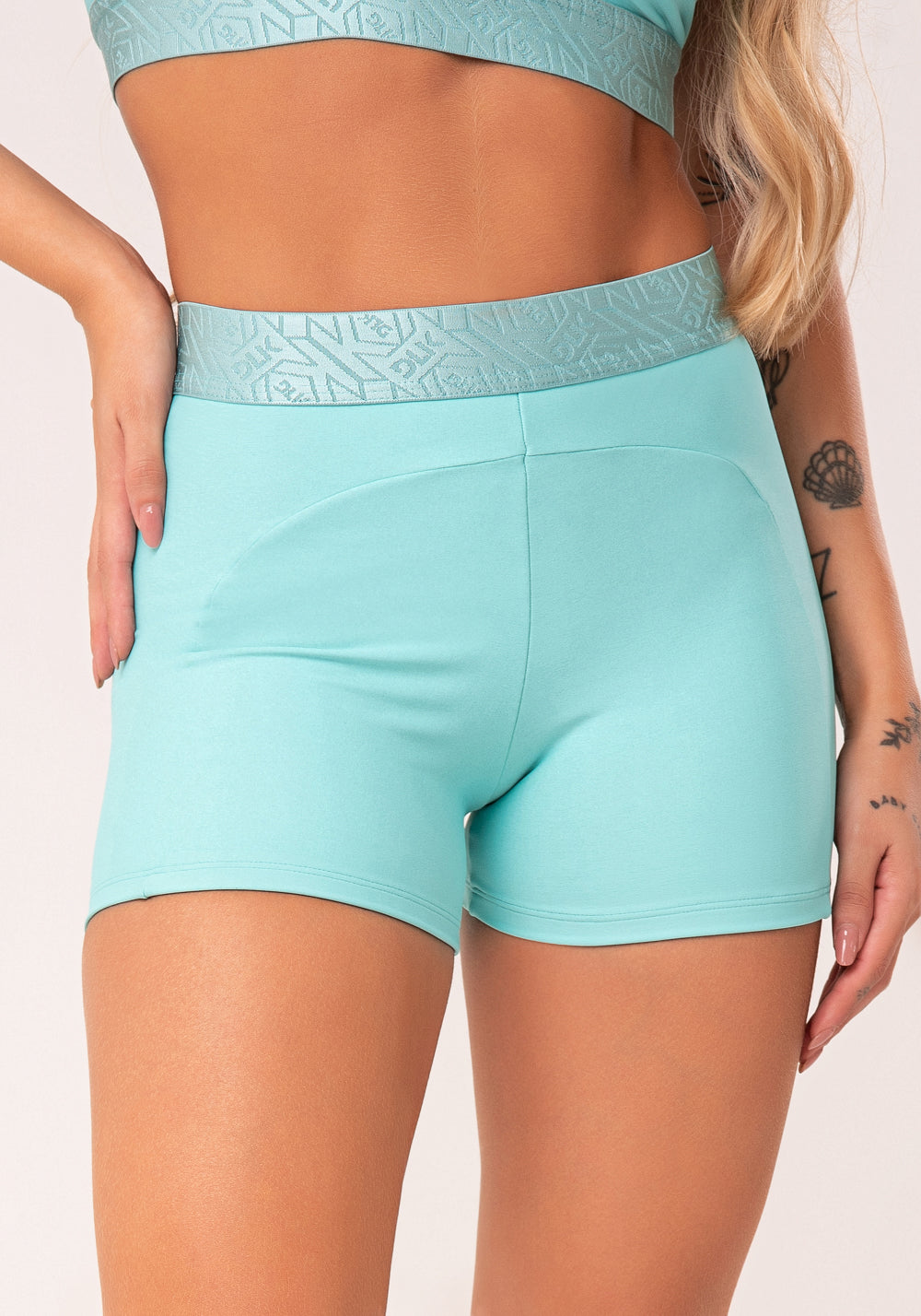 Short Fitness Feminino Verde Com Recortes E Elástico Na Cintura Flow Dlk