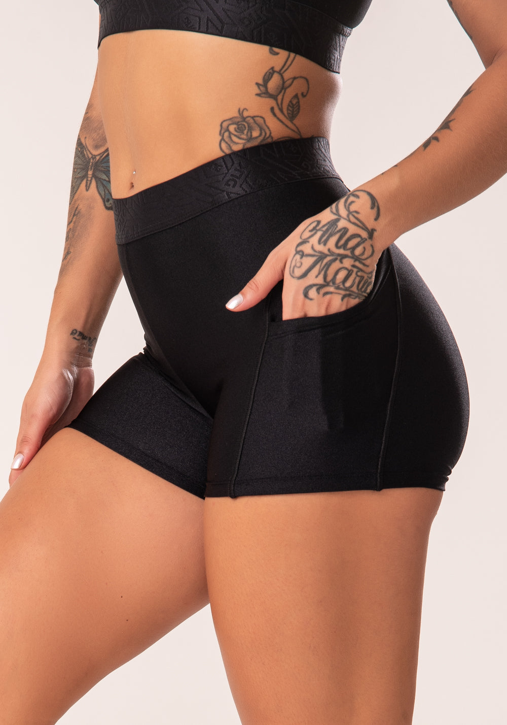 Short Fitness Feminino Preto Com Bolsos Laterais E Elástico Flow Dlk