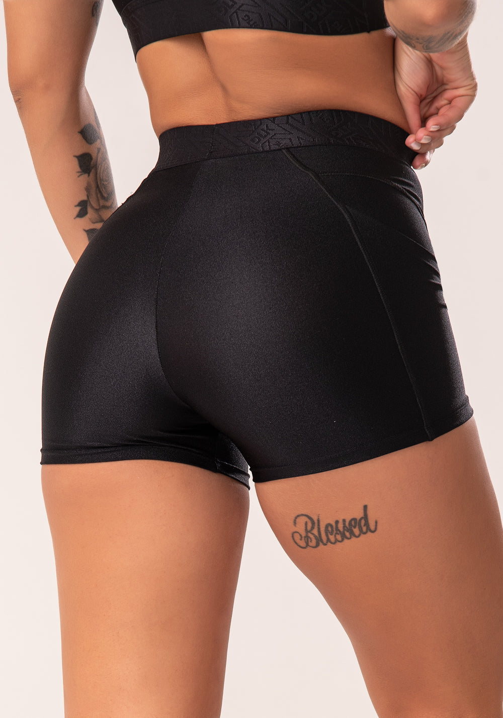 Short Fitness Feminino Preto Com Bolsos Laterais E Elástico Flow Dlk