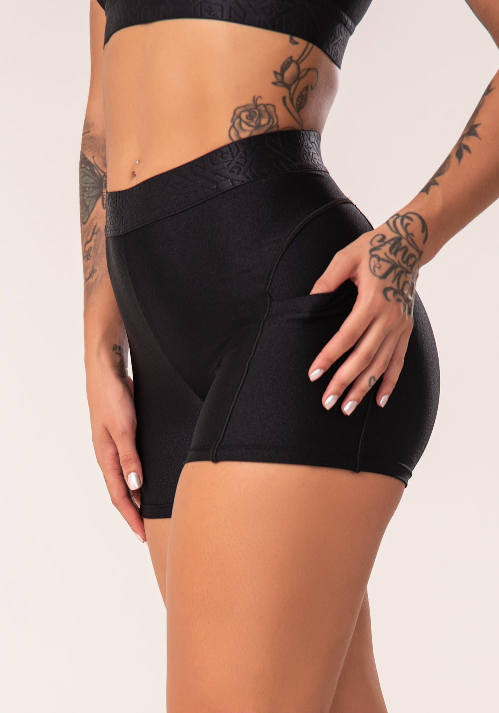 Short Fitness Feminino Preto Com Bolsos Laterais E Elástico Flow Dlk