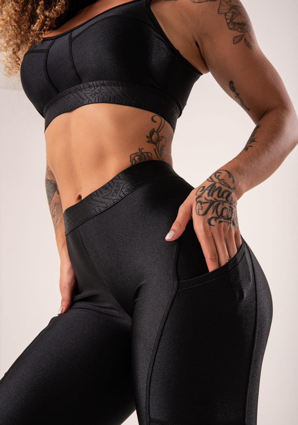 Legging Fitness Feminina Preto Com Bolsos Laterais E Elástico Flow Dlk