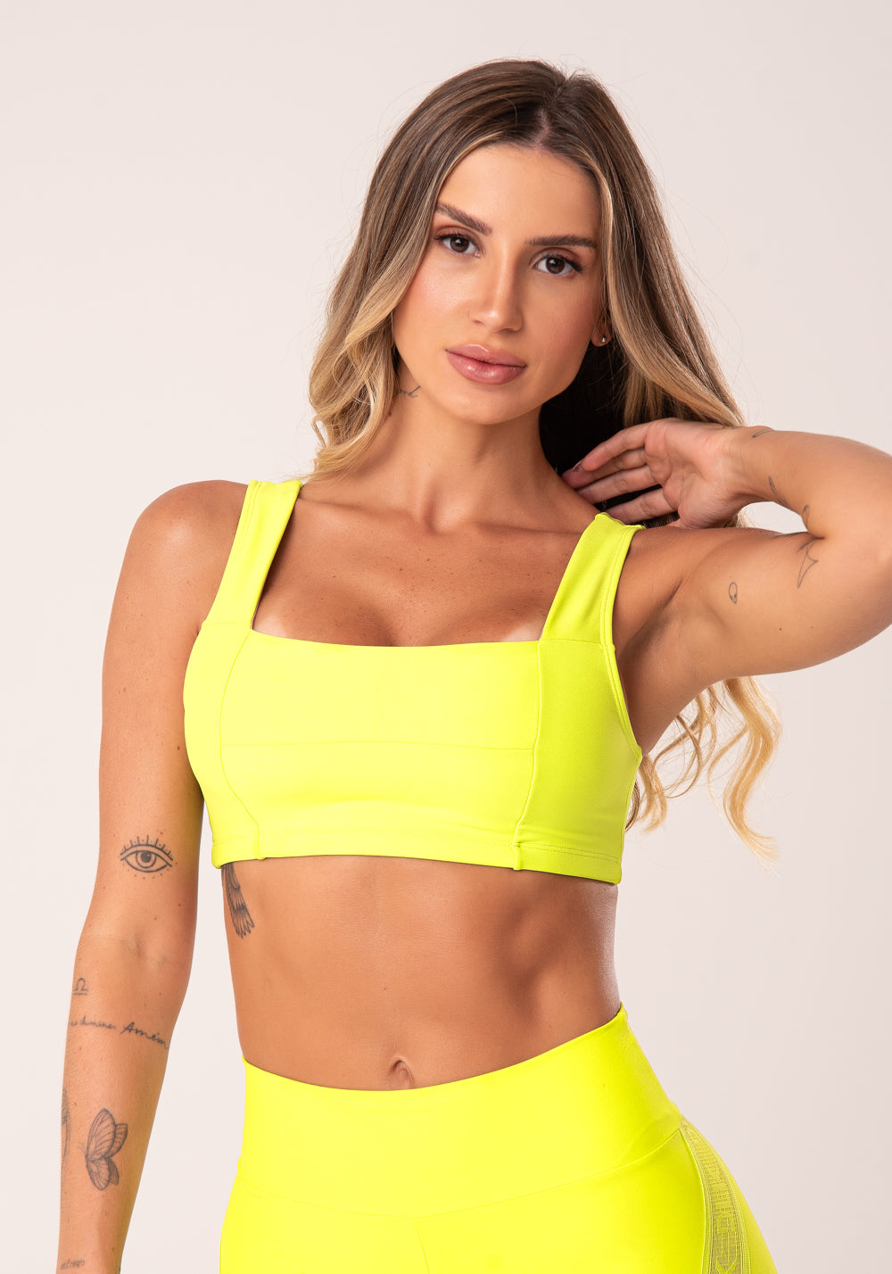 Top Fitness Feminino Lima Com Decote Reto E Recortes Action Dlk