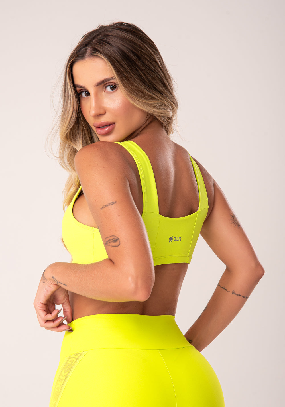 Top Fitness Feminino Lima Com Decote Reto E Recortes Action Dlk