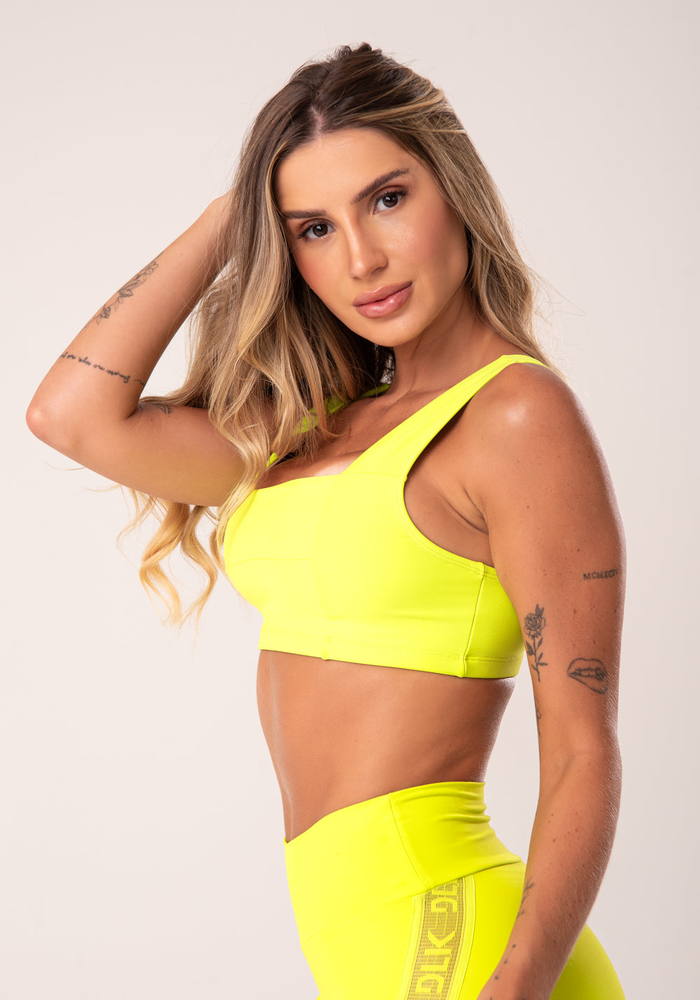 Top Fitness Feminino Lima Com Decote Reto E Recortes Action Dlk