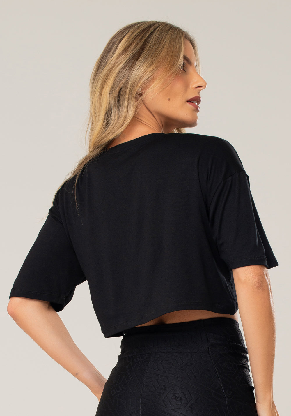Cropped Feminino Preto Manga Curta Flow Dlk