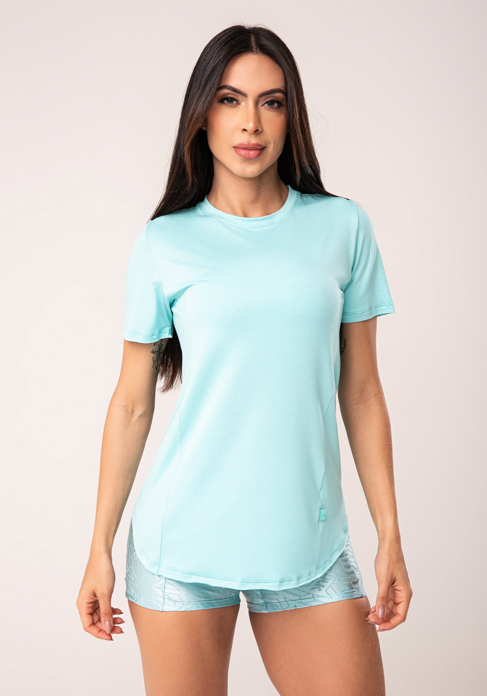 Blusa Fitness Feminina Verde Alongada Manga Curta Com Recortes Flow Dlk