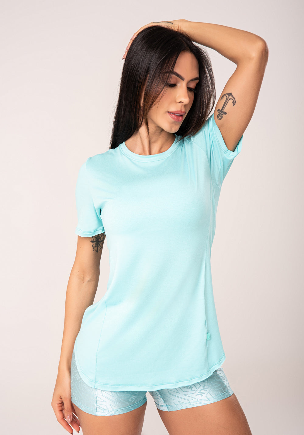 Blusa Fitness Feminina Verde Alongada Manga Curta Com Recortes Flow Dlk
