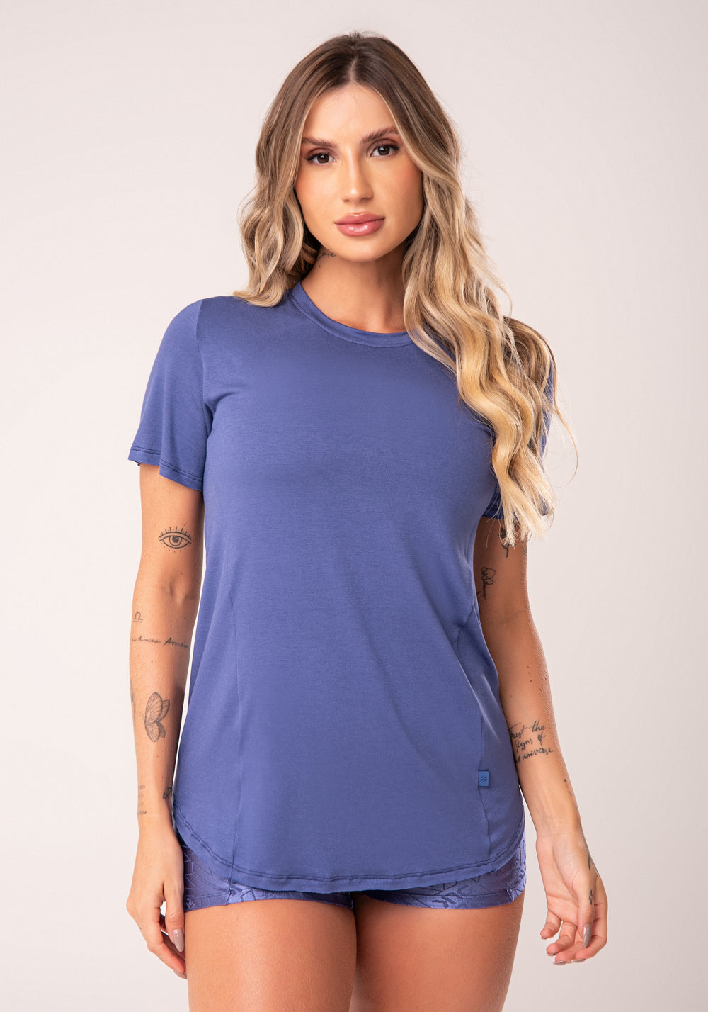 Blusa Fitness Feminina Azul Alongada Manga Curta Com Recortes Flow Dlk