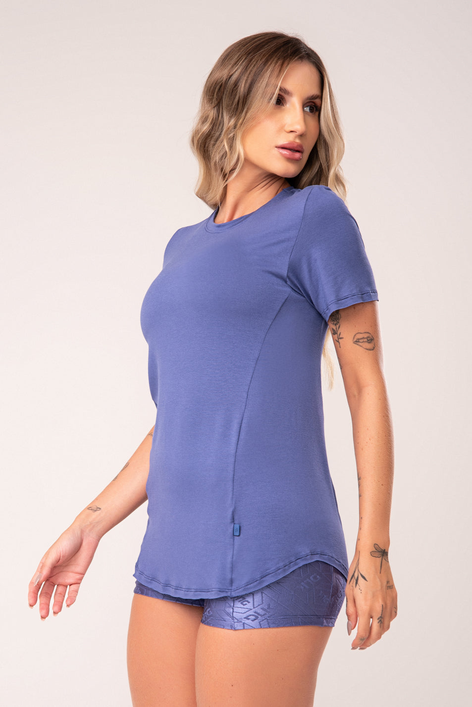 Blusa Fitness Feminina Azul Alongada Manga Curta Com Recortes Flow Dlk