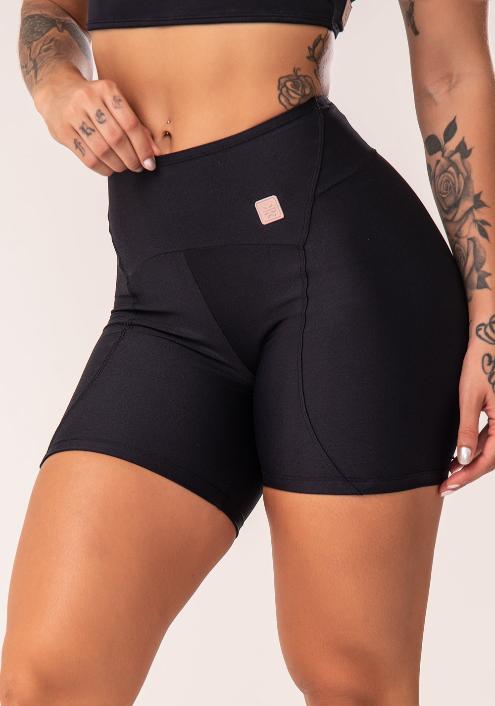 Bermuda Fitness Feminina Preto Com Recortes E Pesponto Flow Dlk