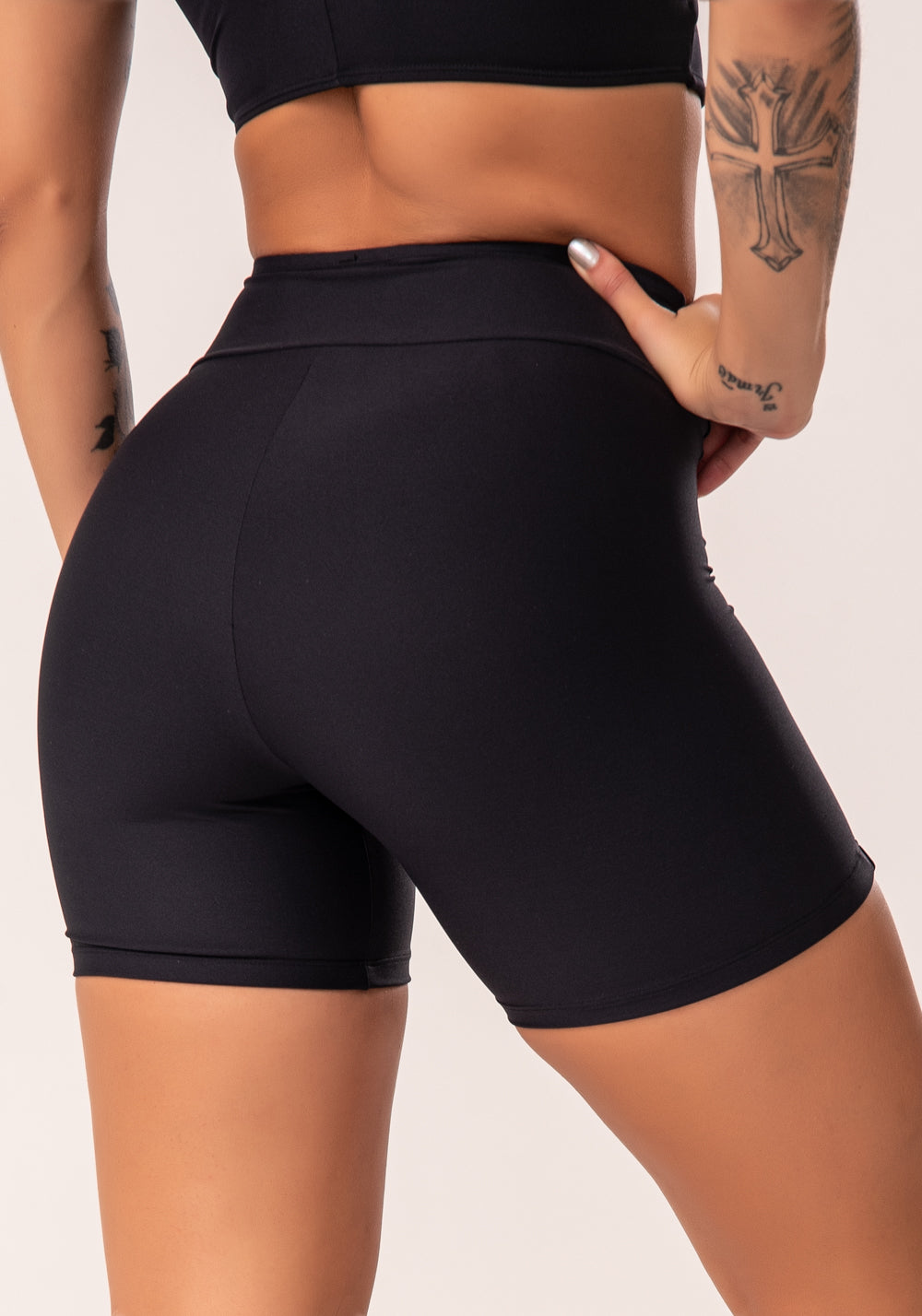 Bermuda Fitness Feminina Preto Com Recortes E Pesponto Flow Dlk