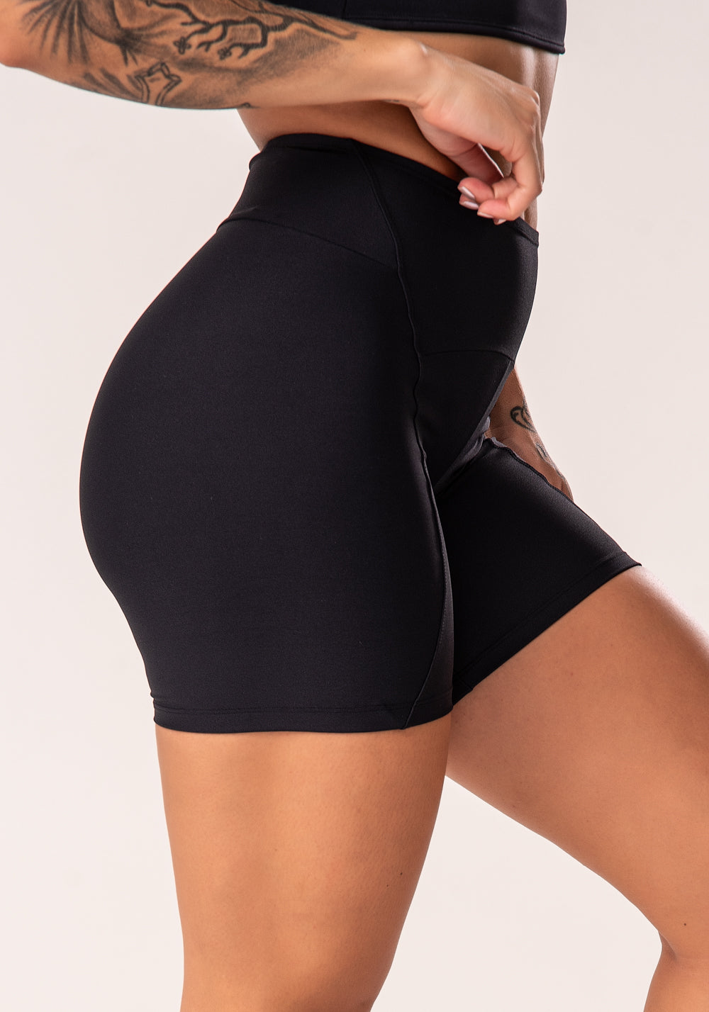 Bermuda Fitness Feminina Preto Com Recortes E Pesponto Flow Dlk