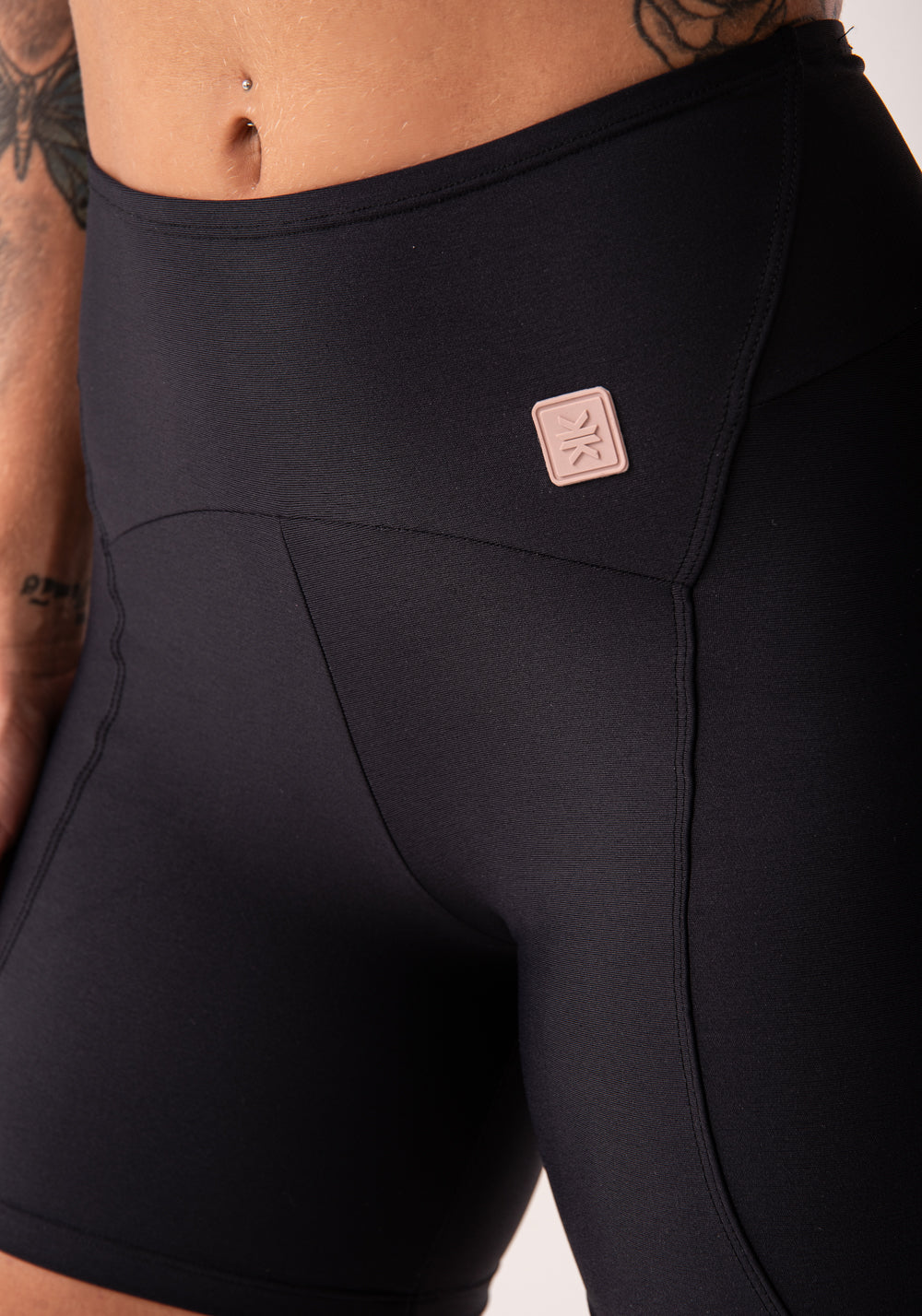 Bermuda Fitness Feminina Preto Com Recortes E Pesponto Flow Dlk
