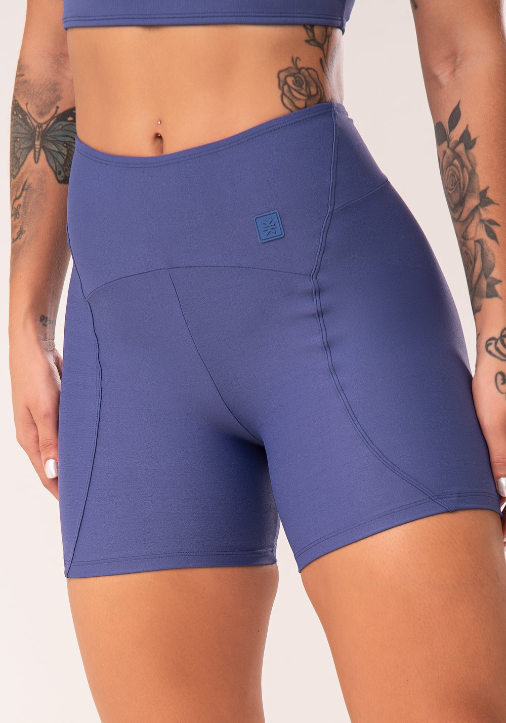 Bermuda Fitness Feminina Azul Com Recortes E Pesponto Flow Dlk