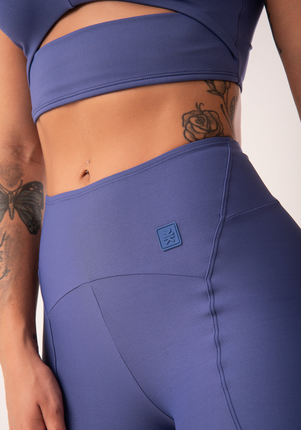 Bermuda Fitness Feminina Azul Com Recortes E Pesponto Flow Dlk