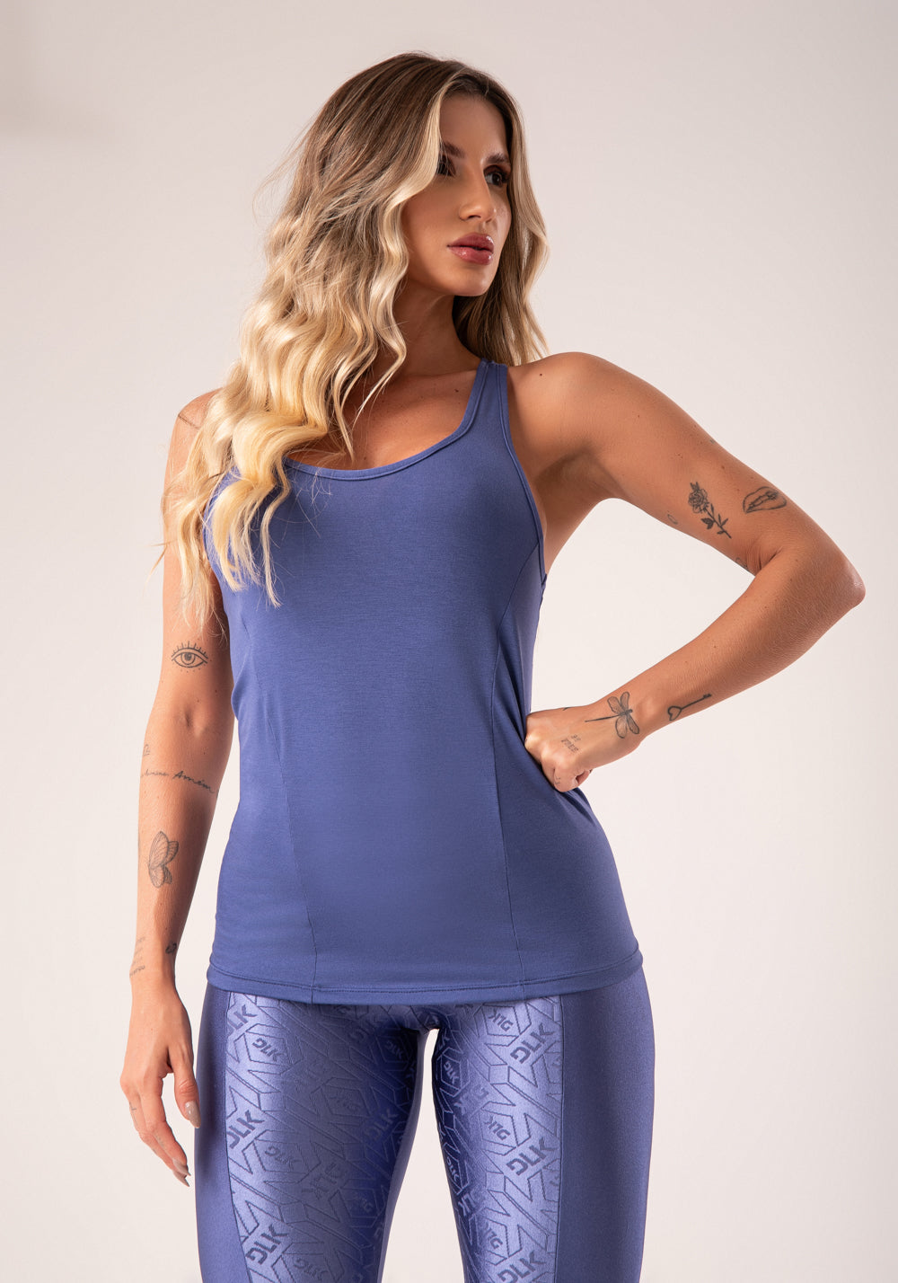 Camiseta Fitness Feminina Azul Modelo Nadador Com Recortes Flow Dlk