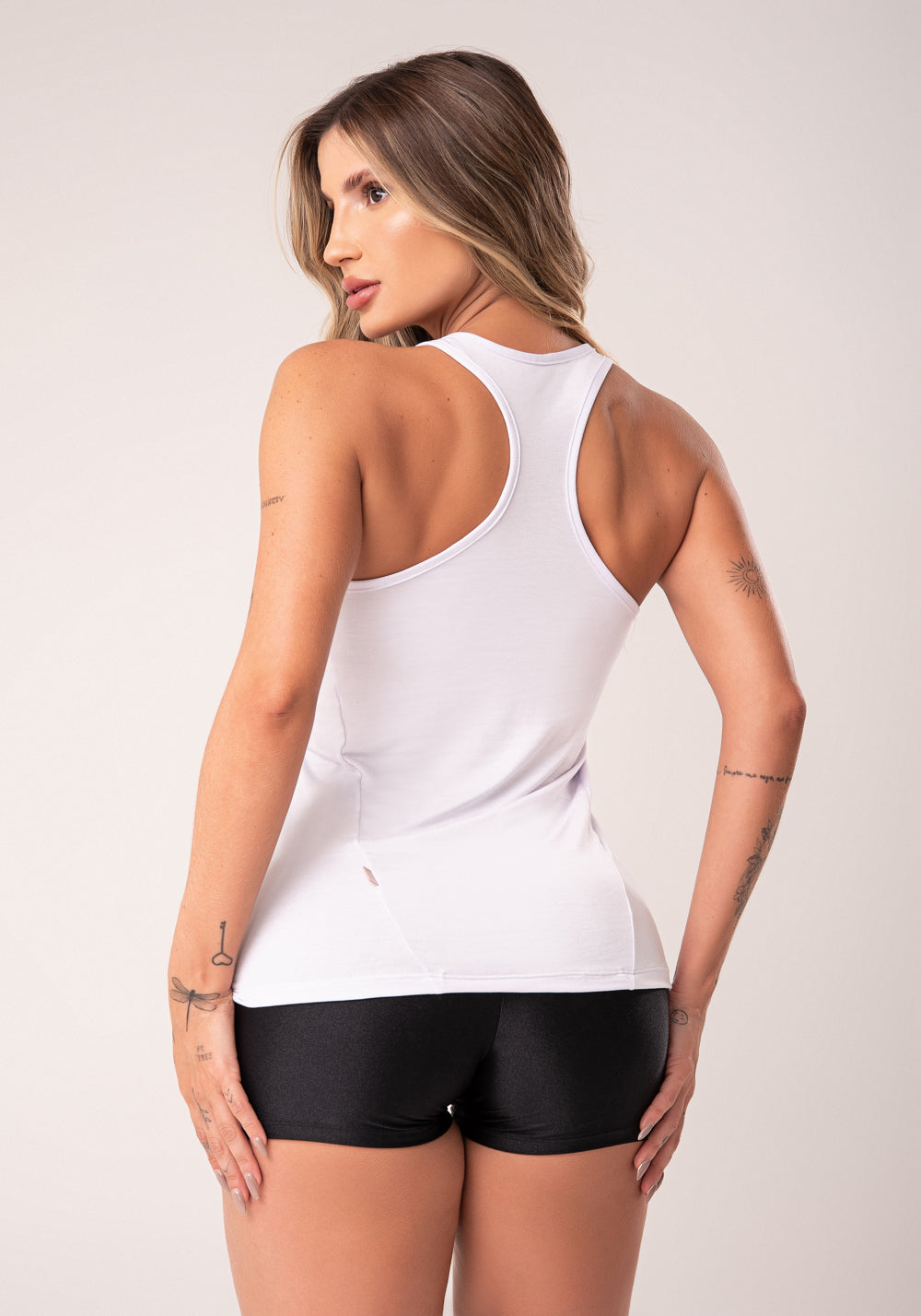 Camiseta Fitness Feminina Branco Modelo Nadador Com Recortes Flow Dlk
