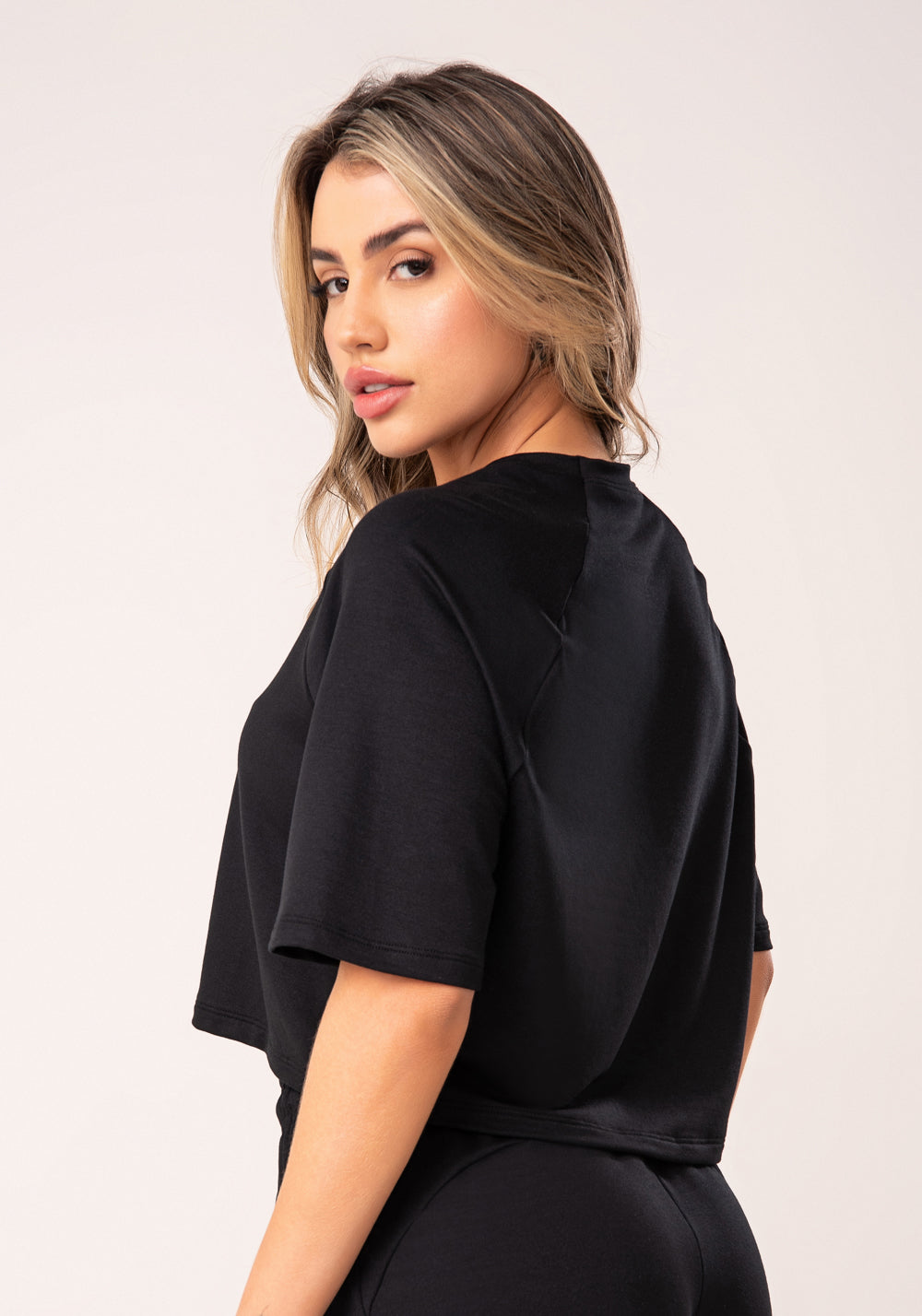 Cropped Feminino Preto Moletinho Manga Curta Raglan Flow Dlk