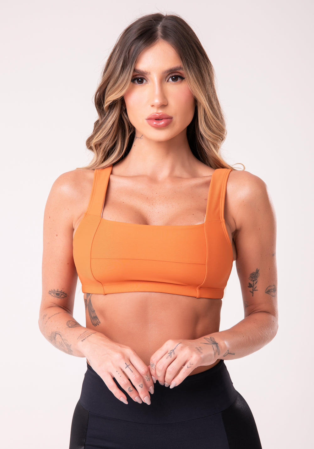 Top Fitness Feminino Com Decote Reto E Recortes Laranja Dlk