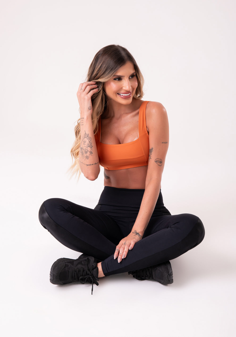 Top Fitness Feminino Com Decote Reto E Recortes Laranja Dlk