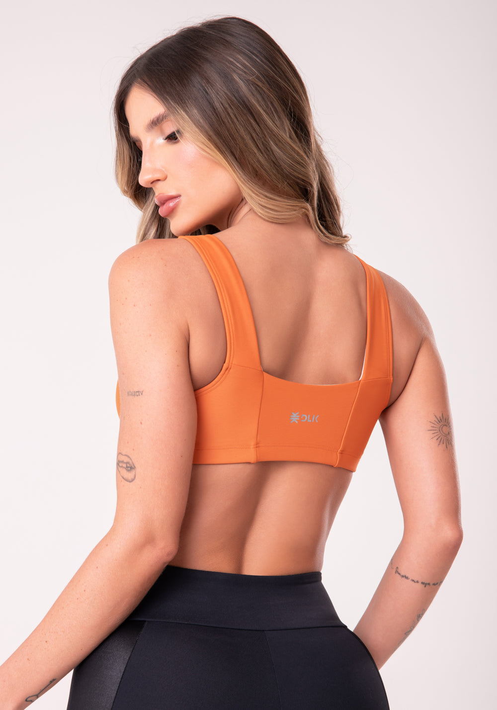 Top Fitness Feminino Com Decote Reto E Recortes Laranja Dlk