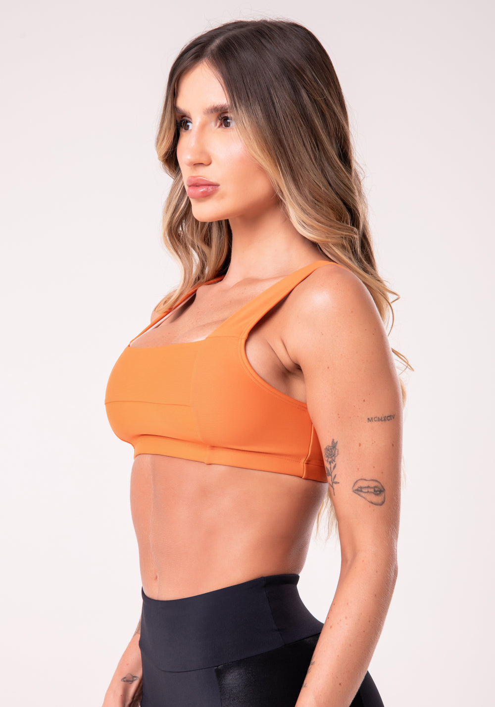 Top Fitness Feminino Com Decote Reto E Recortes Laranja Dlk